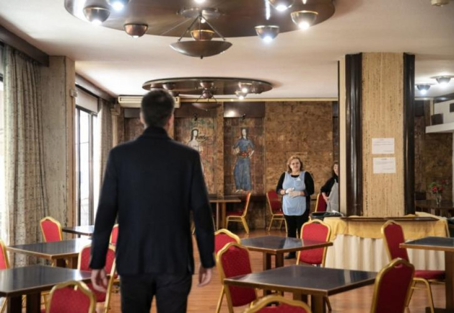 Δ.Αθηναίων: Εορταστικά γεύματα σε οικογένειες και άστεγους και πασχαλινά δώρα