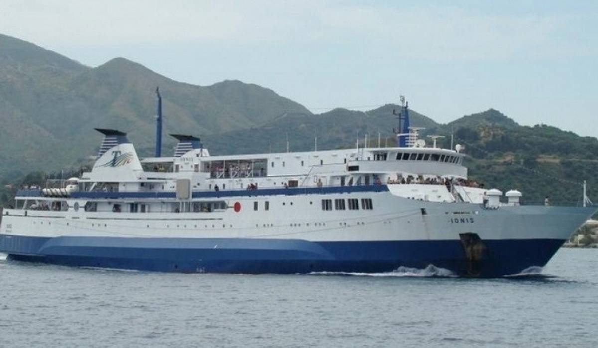 Στον Πειραιά επιστρέφει το «Ιονίς» λόγω μηχανικής βλάβης