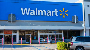 Σε εκατοντάδες απολύσεις προχώρησε η Walmart