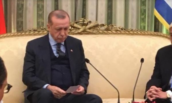 Το μυστηριώδες σημείωμα που δόθηκε στον Ερντογάν στο Προεδρικό Μέγαρο