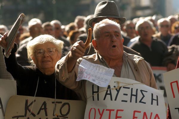 Μνημόνιο: Έτσι «τσακίζουν» τους συνταξιούχους-Έως και 18% οι μειώσεις