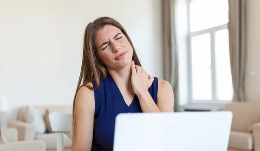8 tips για να γλιτώσετε από τον πόνο στον αυχένα