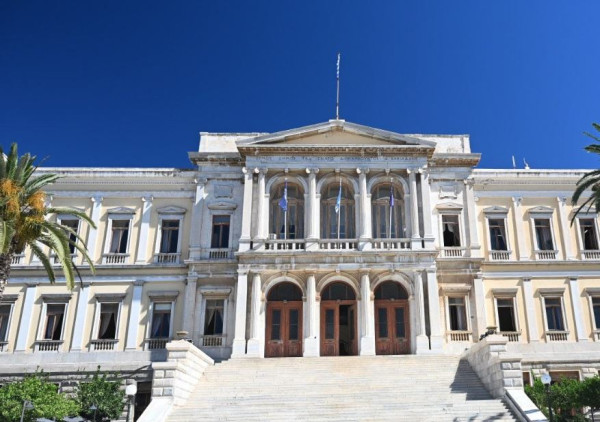 Στο μυαλό του Τσίλλερ, στα έγκατα του δημαρχείου και στη δίνη των 200 ετών της Ερμούπολης