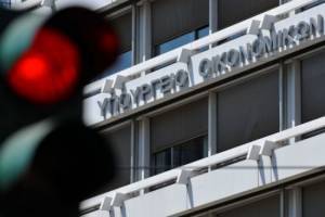 «Χειρόφρενο» στις μειώσεις φόρων, λόγω εσόδων και Βρυξελλών