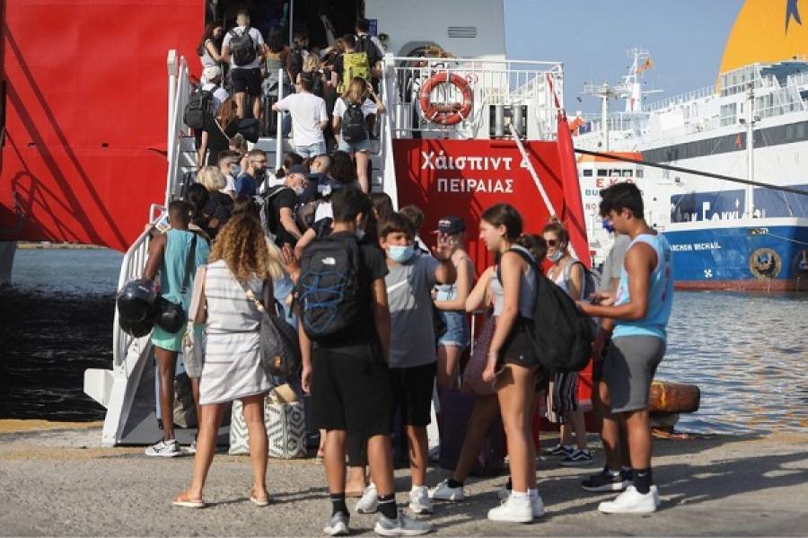 «Βουλιάζει» από ταξιδιώτες ο Πειραιάς - Μεγάλες ουρές στο λιμάνι