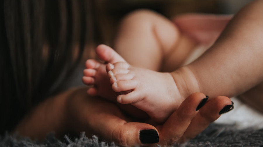 Επίδομα μητρότητας για 9 μήνες στο ύψος του κατώτατου μισθού