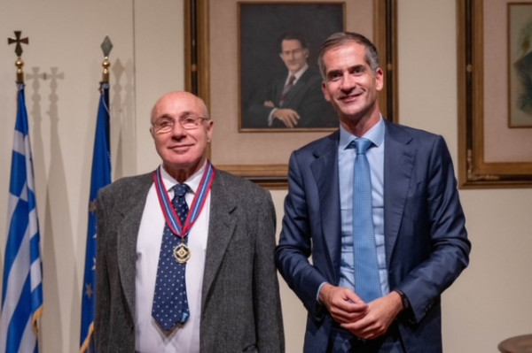 Με το Μετάλλιο του Δήμου Αθηναίων τιμήθηκε ο Γιώργος Λούκος