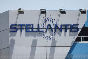 «Βουτιά» για τη Stellantis: Ζημίες δισ. και νέος CEO εν μέσω δασμών και πτώσης εσόδων
