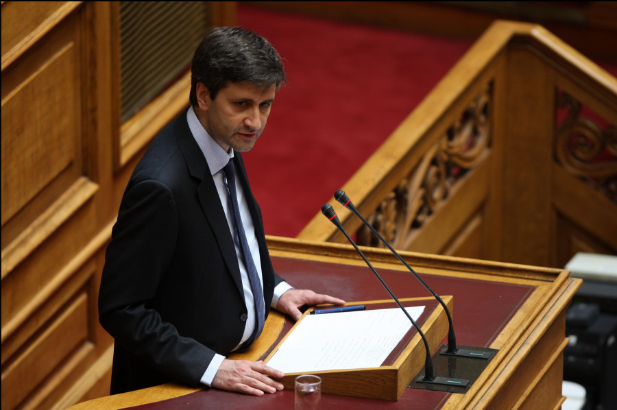 Με υπασπιστή τον Χουλιαράκη ο Τσίπρας