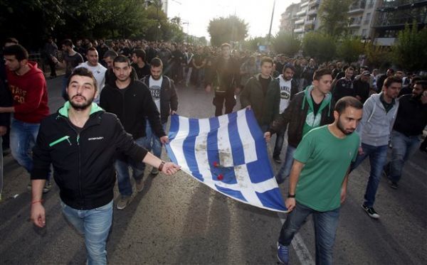 Σε εξέλιξη η πορεία του Πολυτεχνείου-Στο πόδι 7.000 αστυνομικοί (photos)