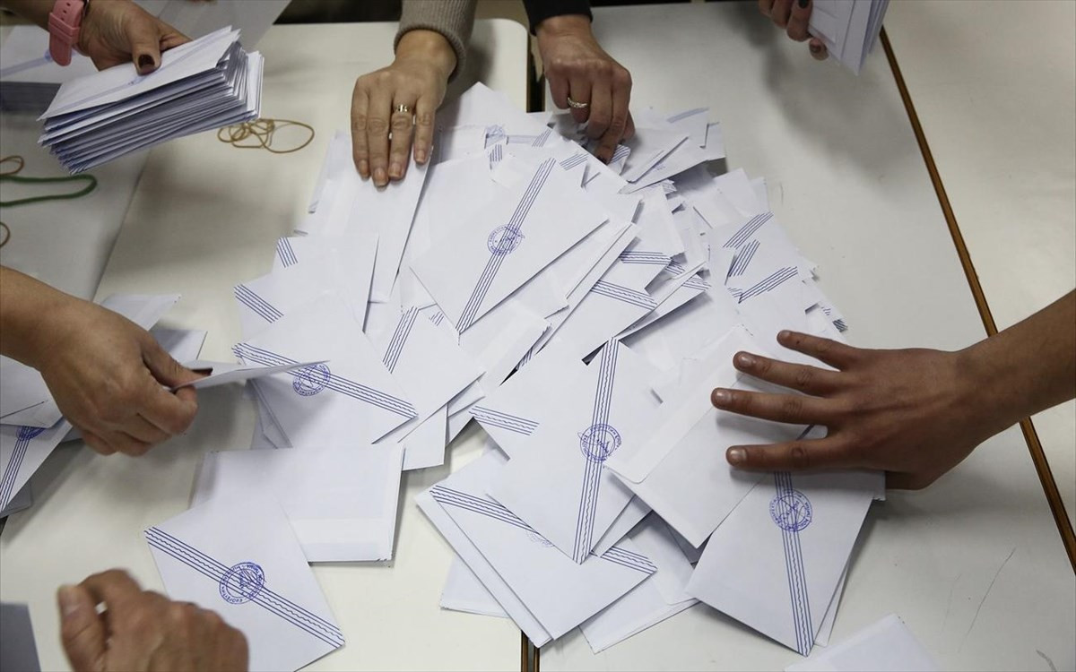 Εκλογές: Μειώνεται η «ψαλίδα» στο δίλημμα συνεργασία ή αυτοδυναμία