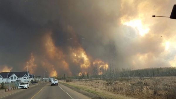 Καναδάς: 60.000 άνθρωποι άφησαν τα σπίτια τους λόγω πυρκαγιάς