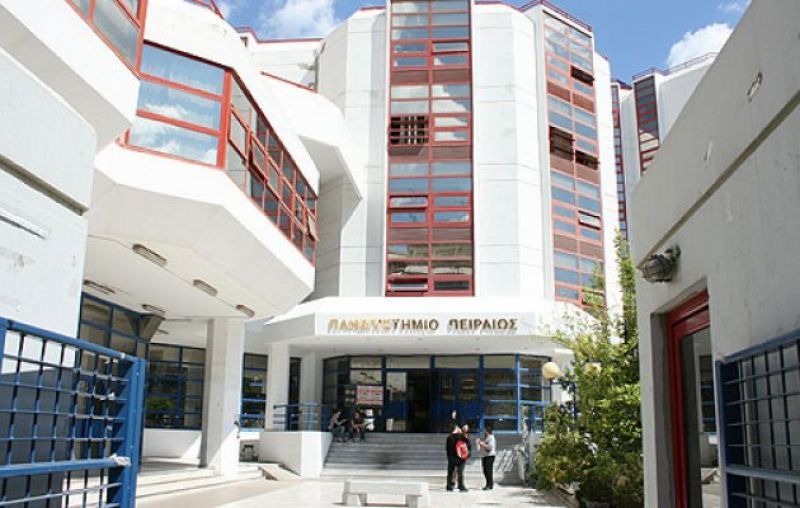 Εισβολή κουκουλοφόρων στο Πανεπιστήμιο Πειραιά