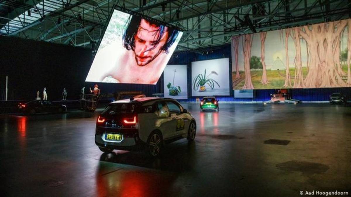 Ρότερνταμ: Η drive-through έκθεση ενός μουσείου που ανοίγει τον δρόμο για ασφαλείς διοργανώσεις