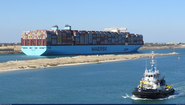 Η Maersk προγραμματίζει τον διάπλου δεκάδων πλοίων μέσω Σουέζ
