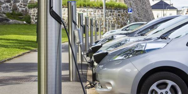 ΥΠΕΝ: Οδηγίες προς Δήμους για σταθμούς φόρτισης ηλεκτρικών οχημάτων