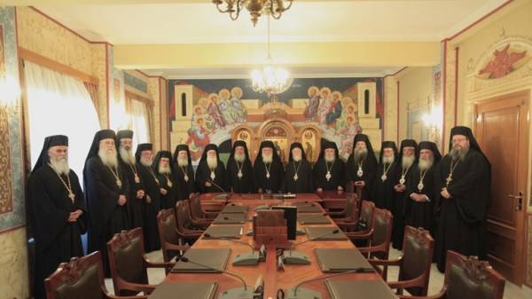 Ιερά Σύνοδος: Συνεχίζεται η λειτουργία των ιερών ναών