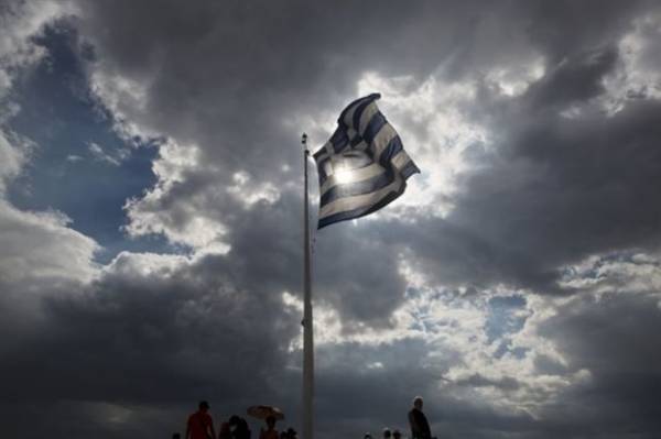 WSJ: Το μνημόνιο τελείωσε, τα προβλήματα παραμένουν