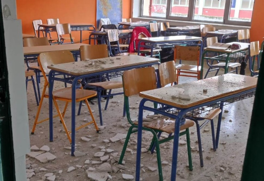 Τρίκαλα: Έπεσαν σοβάδες εν ώρα μαθήματος-Από τύχη δεν τραυματίστηκε μαθητής
