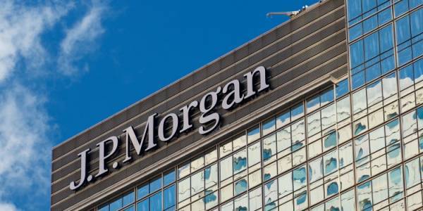 JP Morgan προς επενδυτές: Κατοχυρώστε τα κέρδη στα ελληνικά ομόλογα