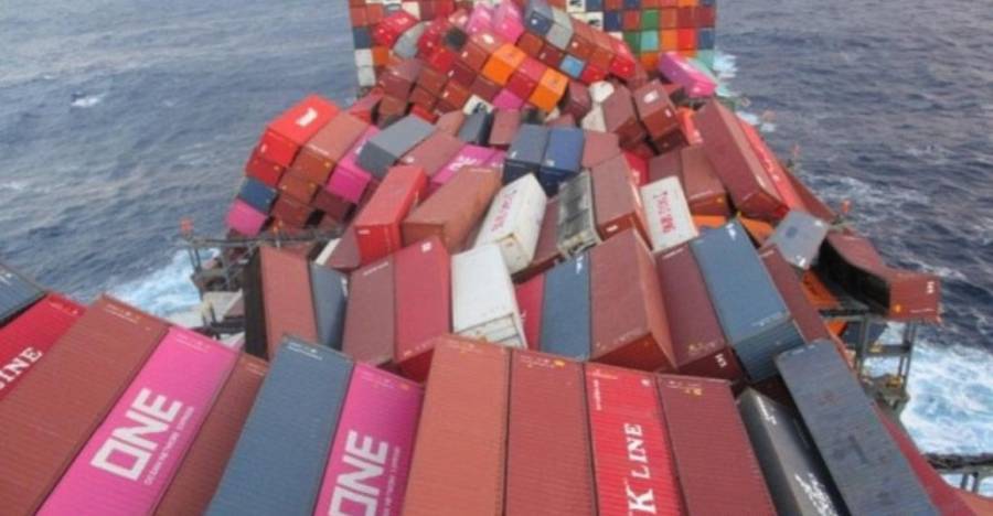 Πλοίο «χτυπήθηκε» από ισχυρή καταιγίδα και έχασε φορτία (video)