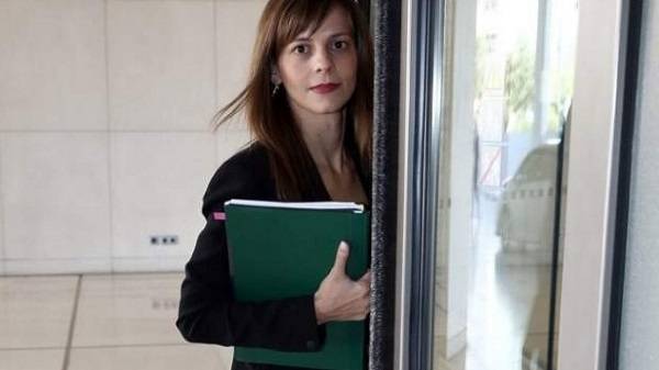 Αχτσιόγλου: Ο κ. Βρούτσης νομοθετεί τις απλήρωτες υπερωρίες