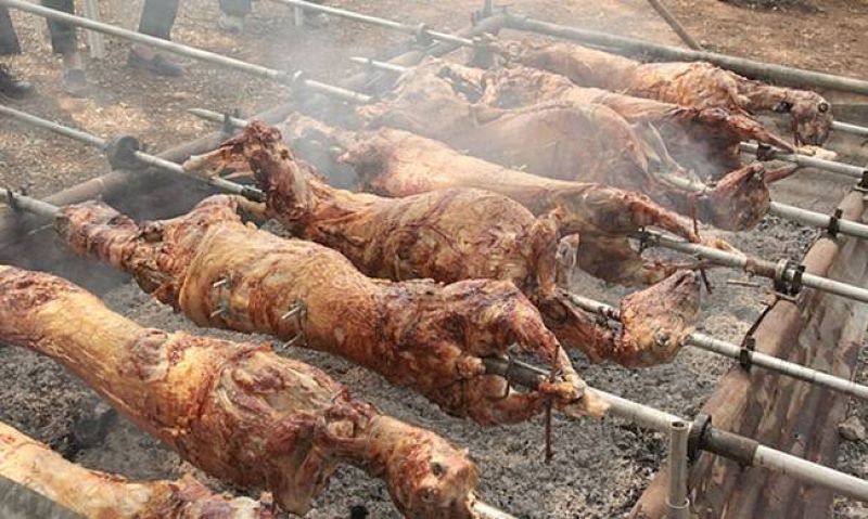 Φαντάροι ψήνουν αρνιά στο Γουδή για 3.000 πολίτες
