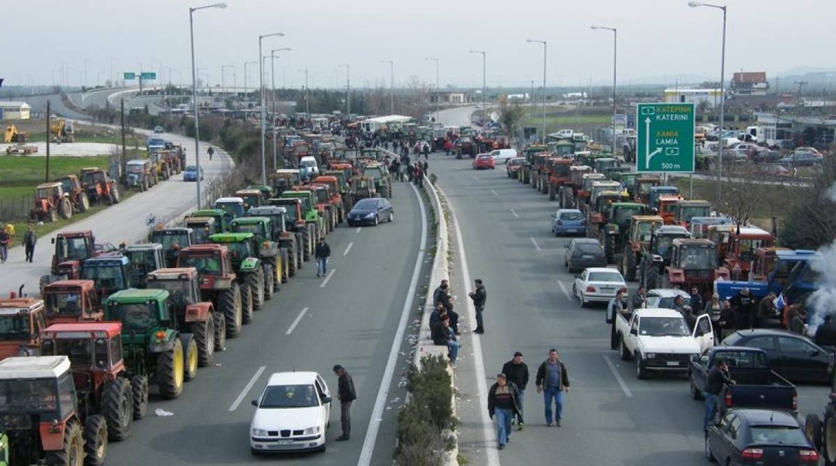 «Διέλυσαν» οι αγρότες το μπλόκο της Νίκαιας