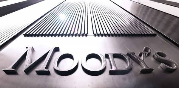 Moody's: Οι δασμοί επιβαρύνουν και αμερικανικές επιχειρήσεις και νοικοκυριά