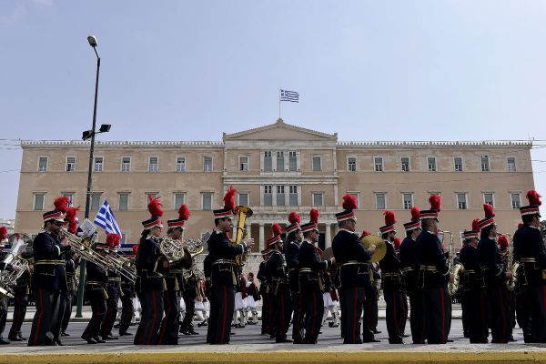 Bloomberg: Οι Έλληνες παρελαύνουν και οι Ευρωπαίοι εξετάζουν το πρόγραμμά τους