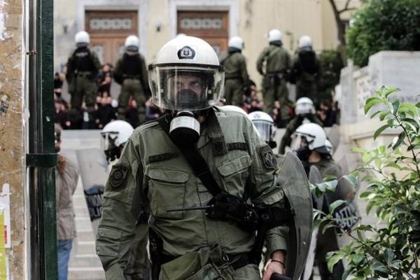 Πολυτεχνείο: Επιχείρηση της ΕΛΑΣ στην αίθουσα Γκίνη με προσαγωγή αλλοδαπών