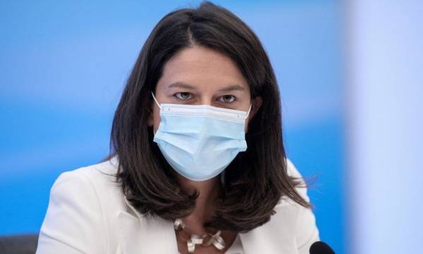 Κεραμέως για σχολεία: Κανείς στην τάξη χωρίς μάσκα
