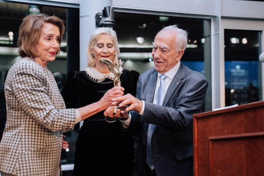 Το βραβείο «ηγέτης» στον Άγγελο Τσακόπουλο- Το παρέδωσε η Πελόζι