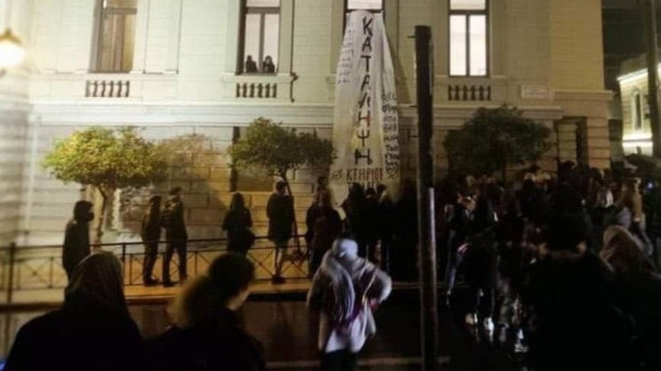 Υπό κατάληψη από σπουδαστές δραματικών σχολών το Εθνικό Θέατρο