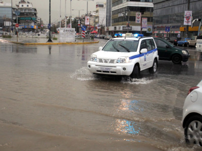 Διακόπηκε η κυκλοφορία στην Πειραιώς λόγω συσσώρευσης υδάτων