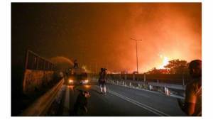 Φωτιά στην Αττική: Πέρασε την Ε.Ο. στο ύψος της Μαλακάσας