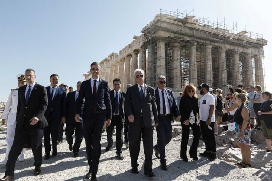 Απελευθέρωση Αθήνας: Επετειακή έπαρση σημαίας στην Ακρόπολη