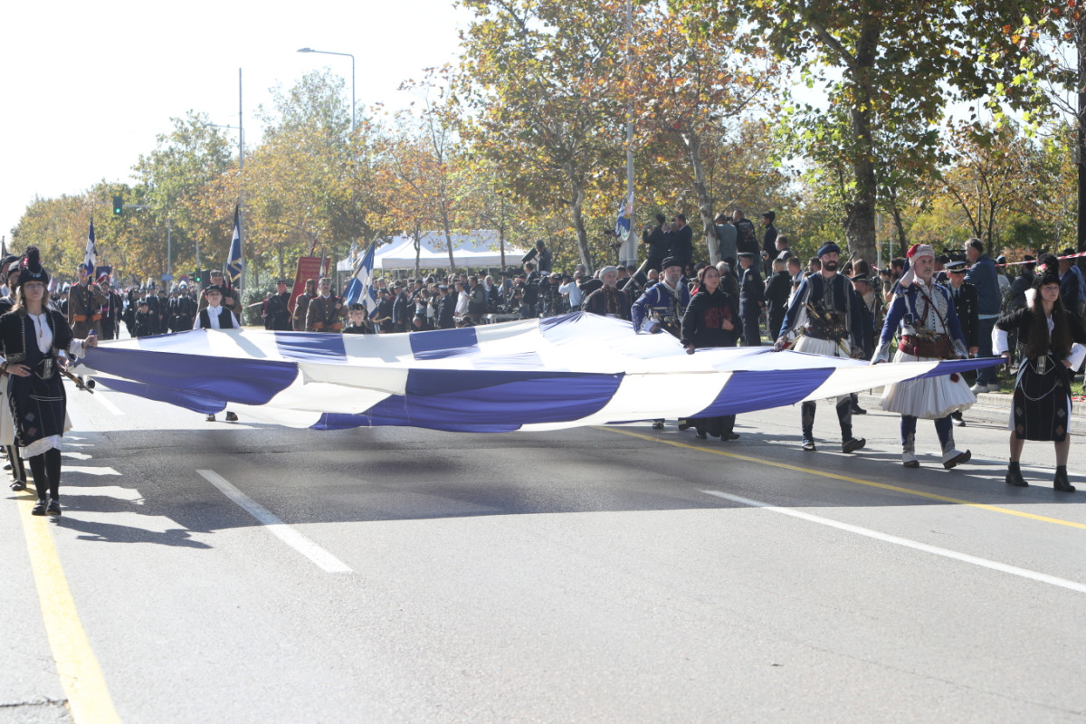 Μεγαλειώδης η στρατιωτική παρέλαση στην Θεσσαλονίκη - Θερμή χειραψία Μητσοτάκη - Δένδια