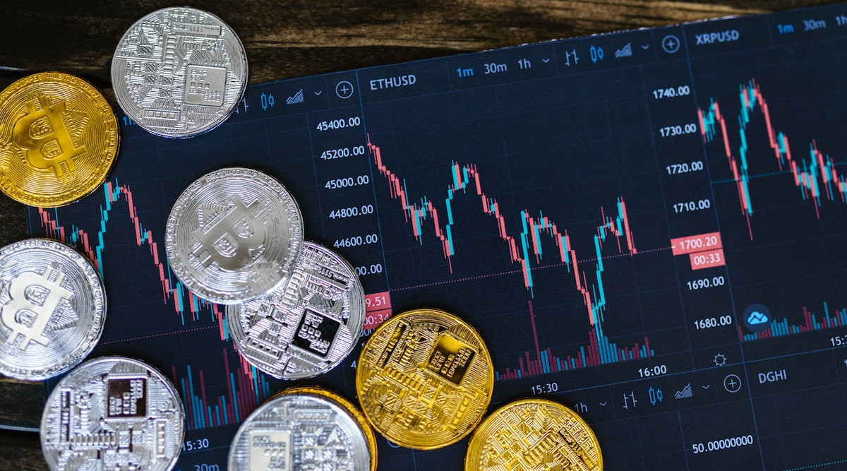 Απώλειες εν μέσω τραπεζικού χάους και για τα κρυπτονομίσματα