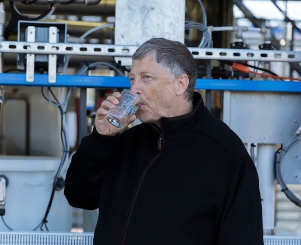 Ο Bill Gates πίνει νερό από ανθρώπινα απόβλητα;
