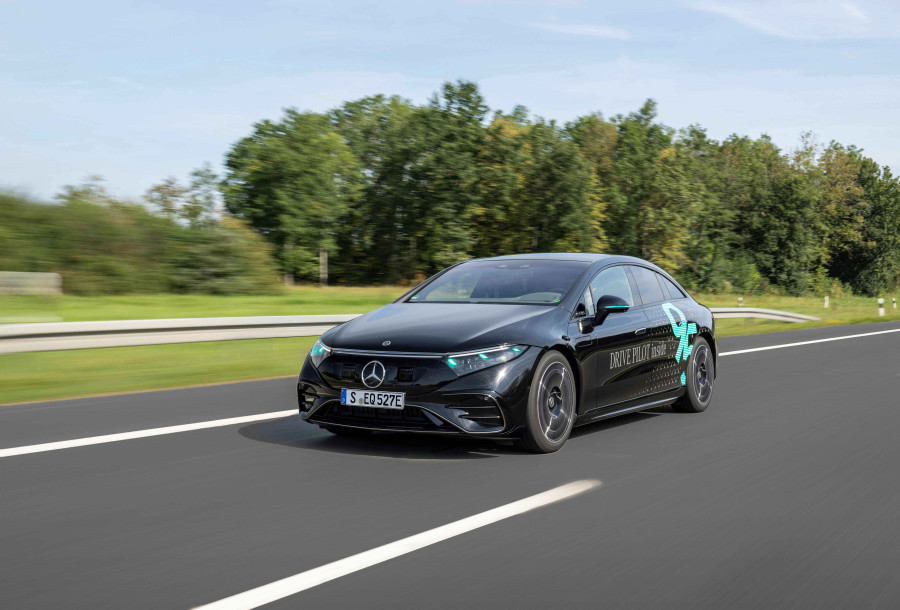 Η Mercedes-Benz έλαβε έγκριση για τη δοκιμή ειδικών φώτων σήμανσης για αυτόνομη οδήγηση στη Γερμανία