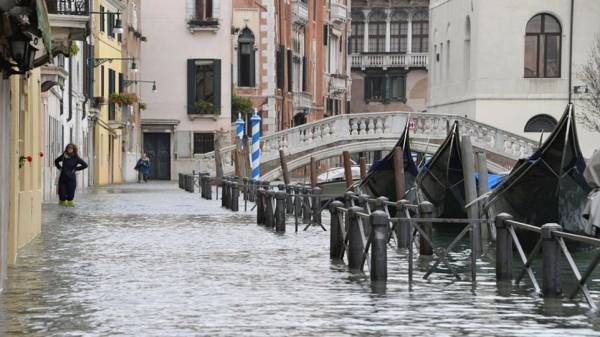 Σε πρωτόγνωρα επίπεδα η στάθμη του νερού στη Βενετία