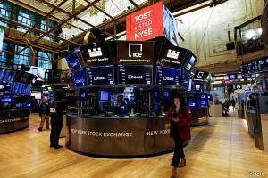 Η Wall Street «γκαζώνει» με ώθηση από Fed και μάκρο