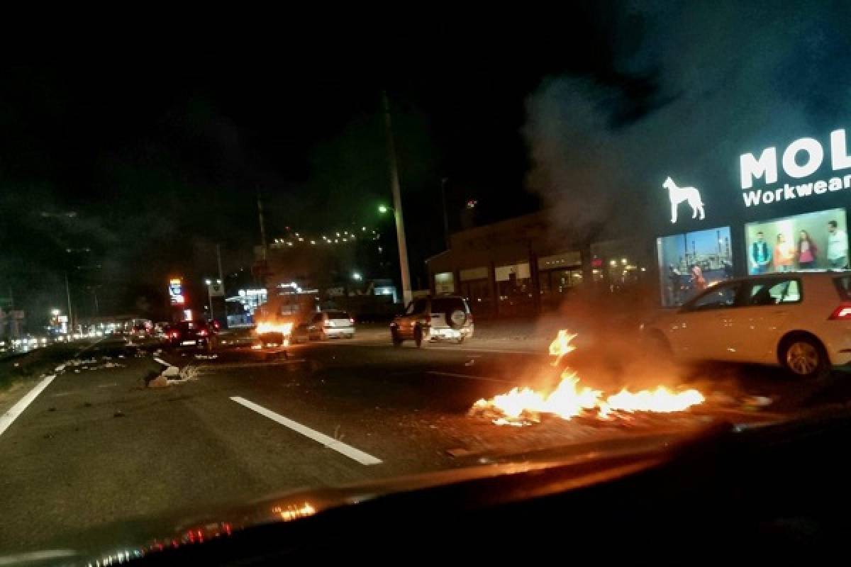 Επεισόδια με Ρομά στοv Ασπρόπυργο-Έκλεισαν την Αττική Οδό- Έκαψαν αυτοκίνητο