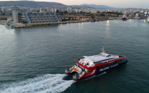 Μηχανική βλάβη στο Flying Cat 3 στον Πειραιά - Ταλαιπωρία για 340 επιβάτες