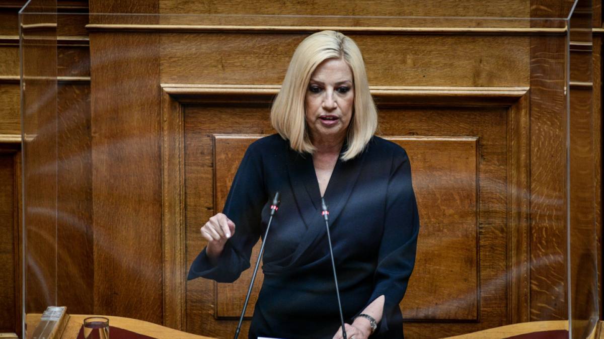 Γεννηματά για εμβολιασμούς: «Τσουβαλιάζετε» τους συνομωσιολόγους με τους πραγματικά προβληματισμένους
