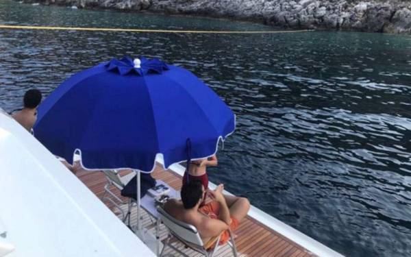 Δεν εμπιστεύεται πια ούτε την σκιά του…