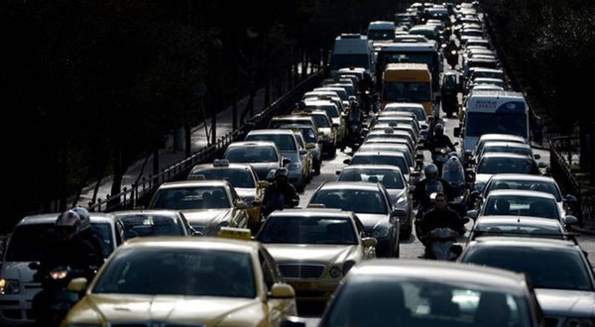 Μετ' εμποδίων η κίνηση στη Λ. Βουλιαγμένης