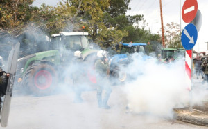 Αγρότες: Ένταση στον κόμβο του αεροδρομίου Μακεδονία με τα ΜΑΤ - Ρίψη δακρυγόνων