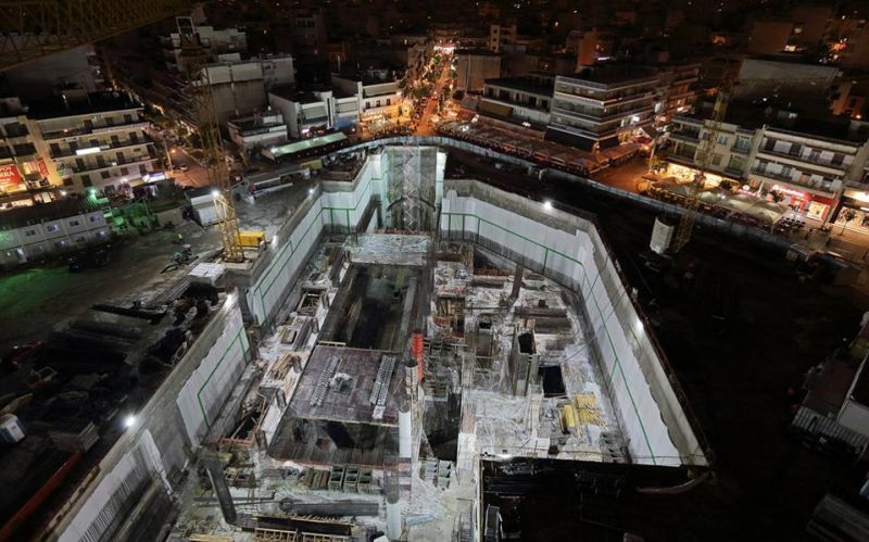 Ο μετροπόντικας έφτασε στο Δημοτικό Θέατρο Πειραιά